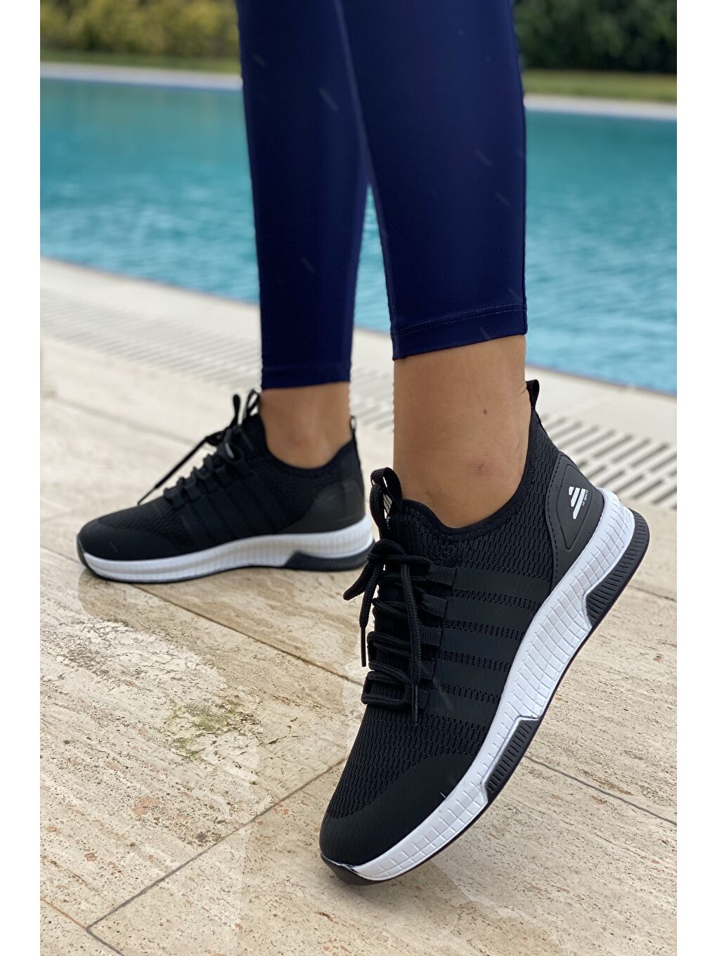 "کتانی مشکی یونیسکس مدل InSport از برند İnan Ayakkabı."